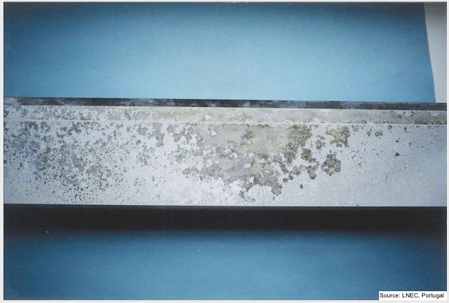 Alkali corrosion defect on anodised aluminium surface caused by bath chemistry imbalance