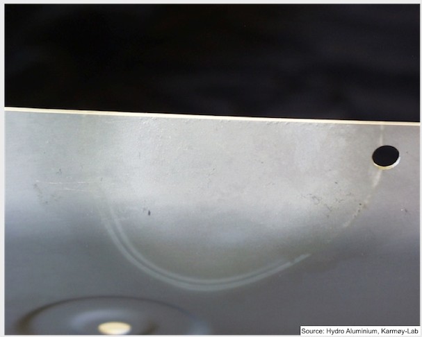 Burn defect on anodised aluminium caused by excessive bath temperature during the anodising process